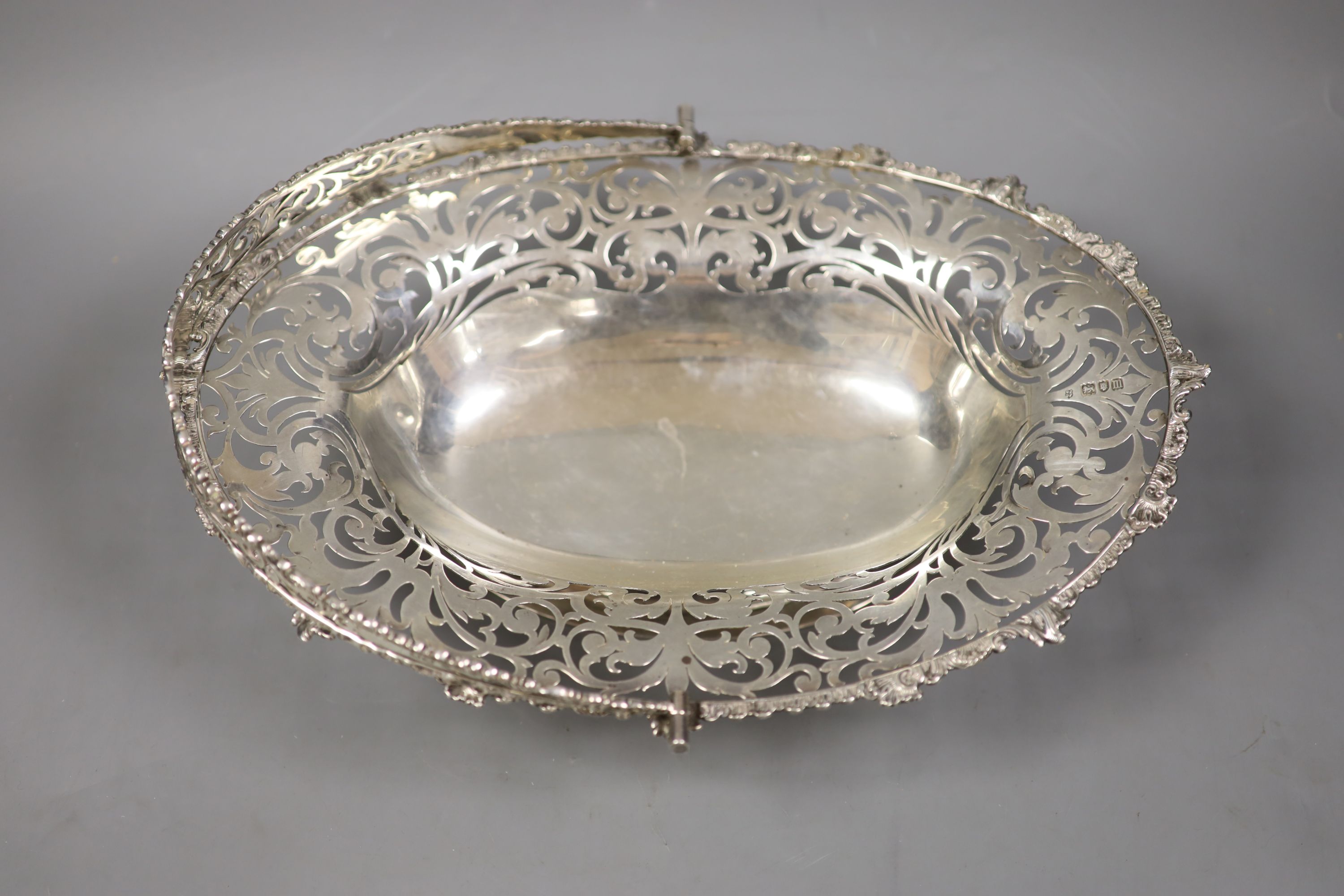 An Edwardian pierced silver oval cake basket, by Josiah Williams & Co, London, 1907, 35.2cm